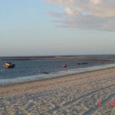 Ruhige Küste im Abendlicht mit Booten