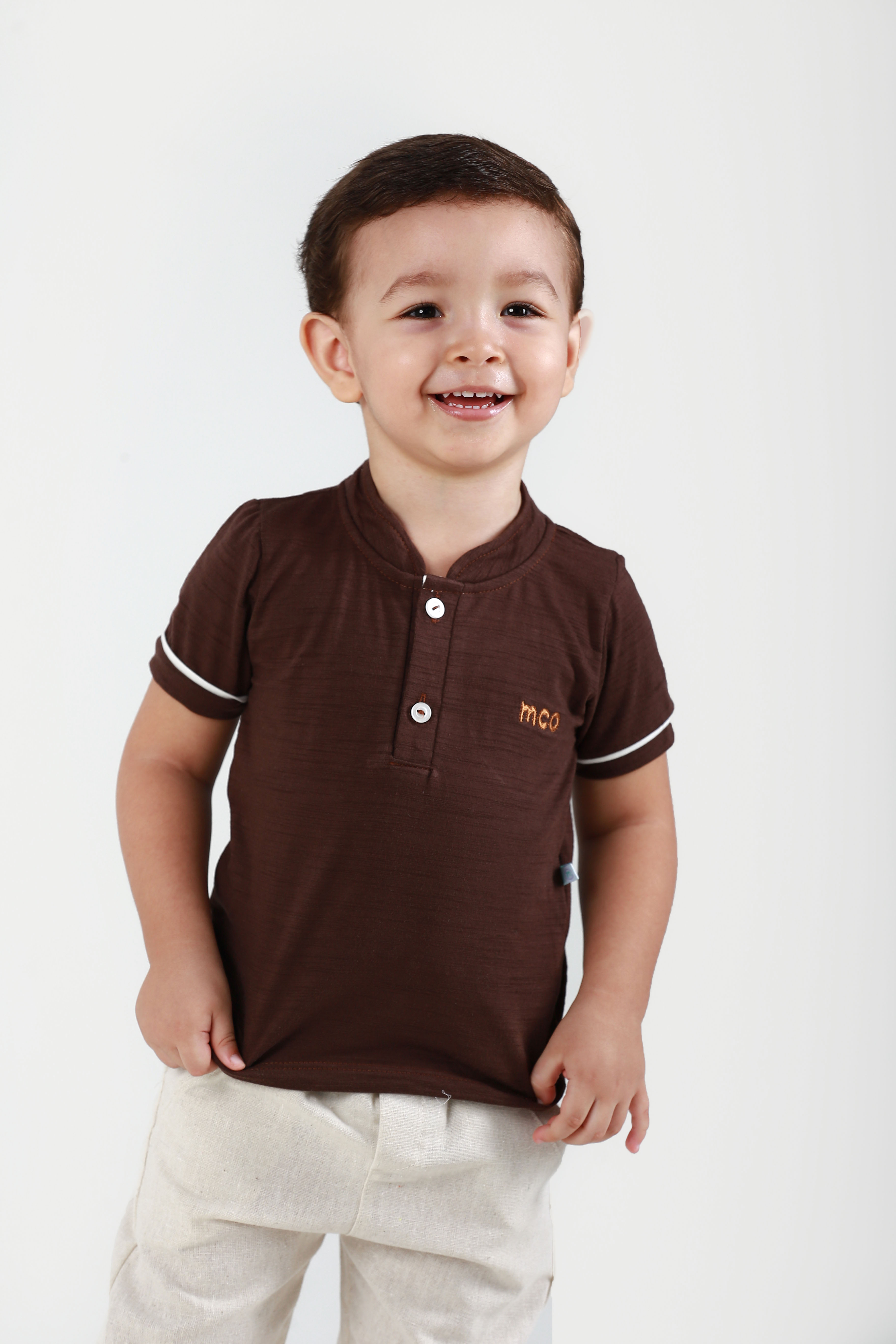Menino Molecco sorrindo – camisa gola padre chocolate