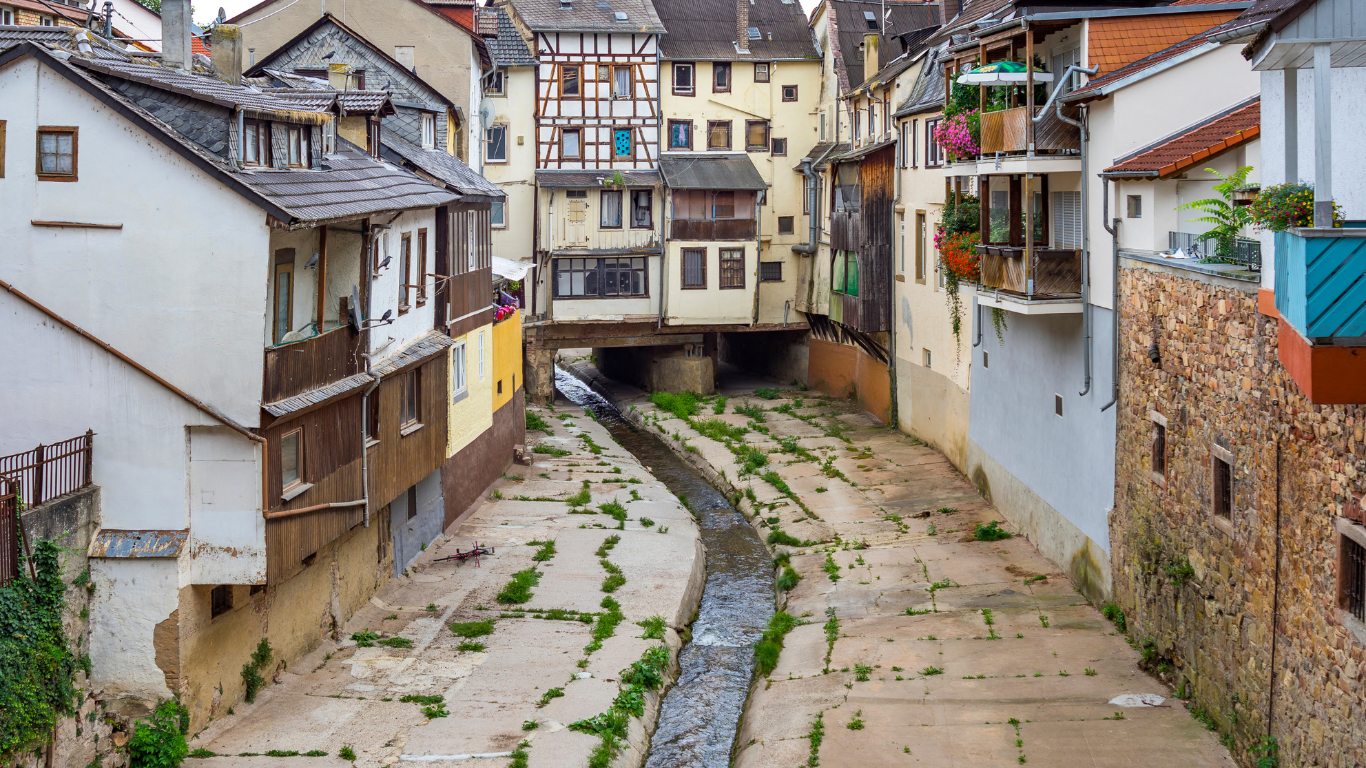 Historische Häuser und Bachlauf im Ortskern