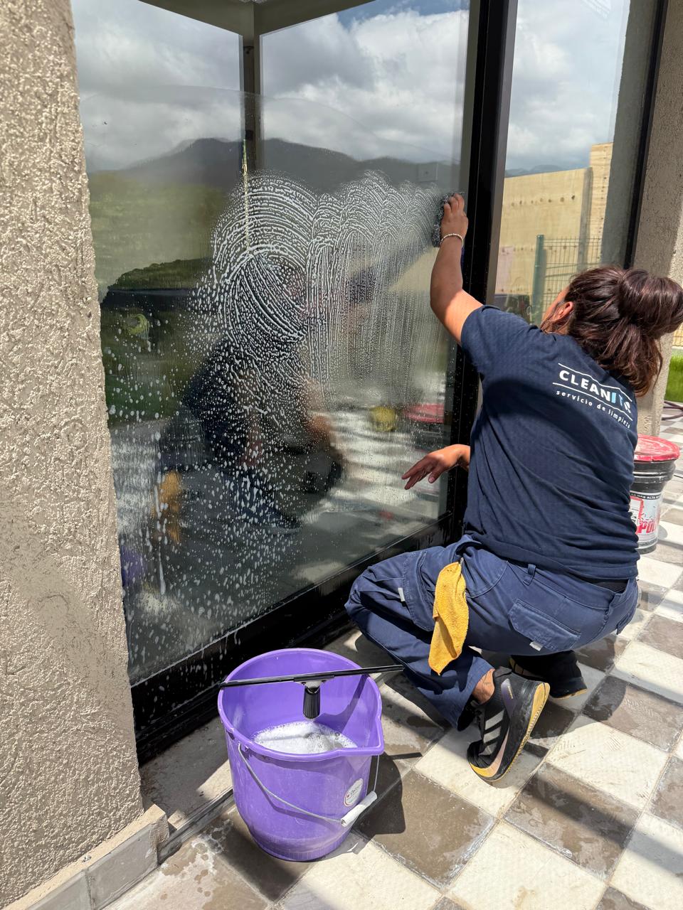 Limpieza de vidrios exteriores con agua y jabon