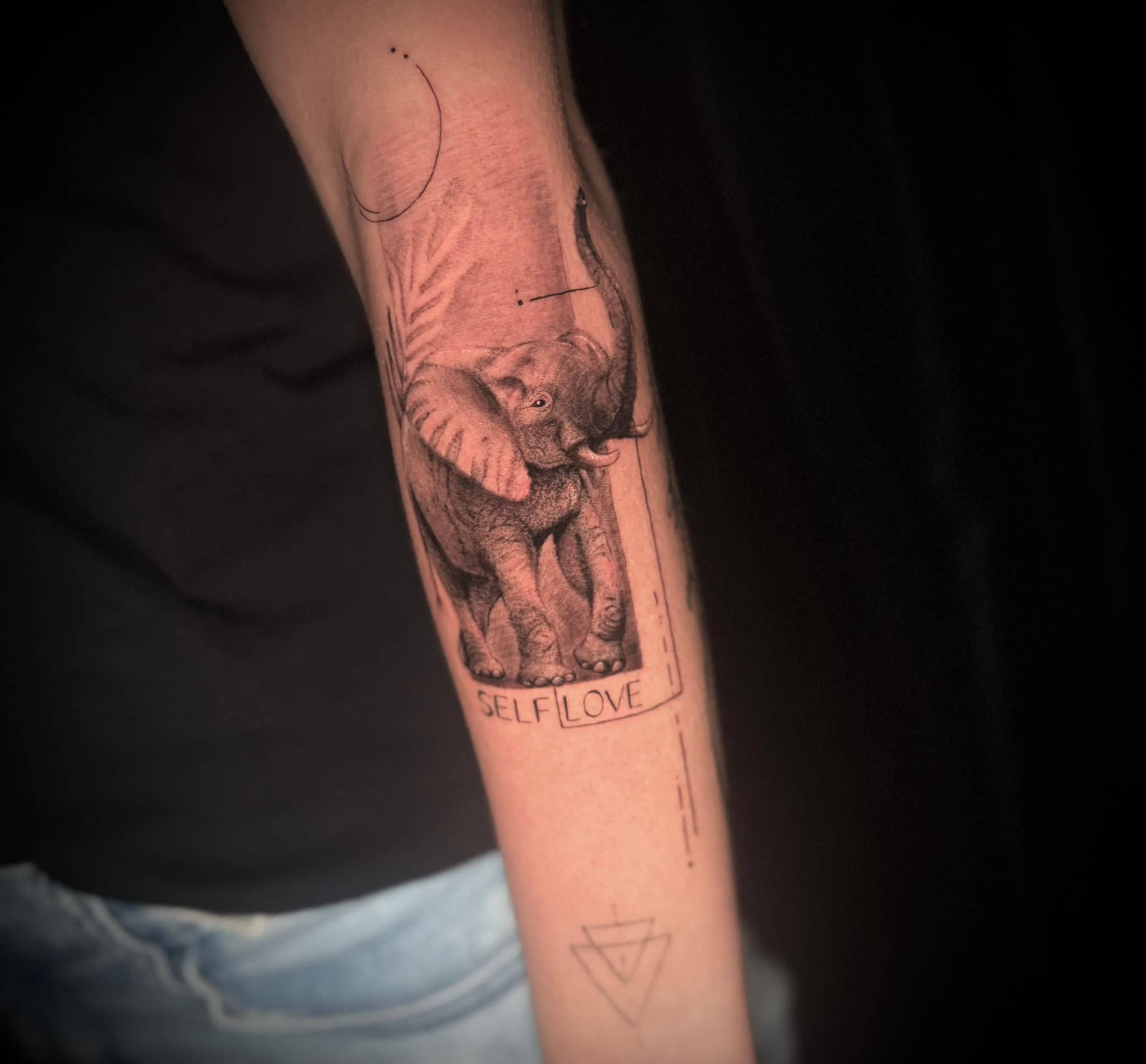 Fineline Elefant Self Love Tarotkarten-Tattoo am Unterarm