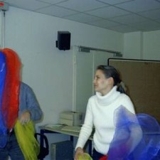 Zwei Personen schwingen bunte Tücher im Seminarraum