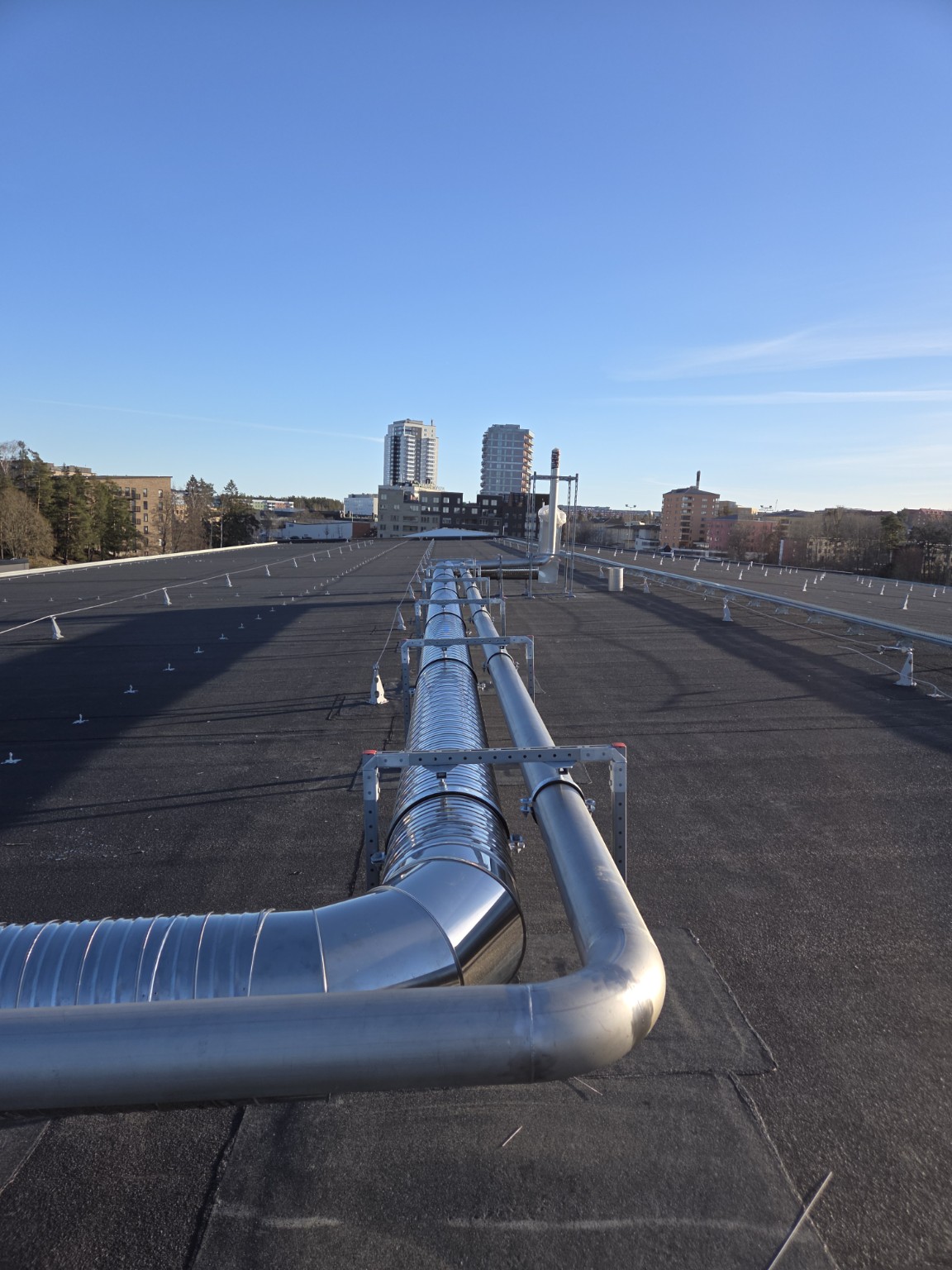 Färdig ventilationskanalinstallation på tak