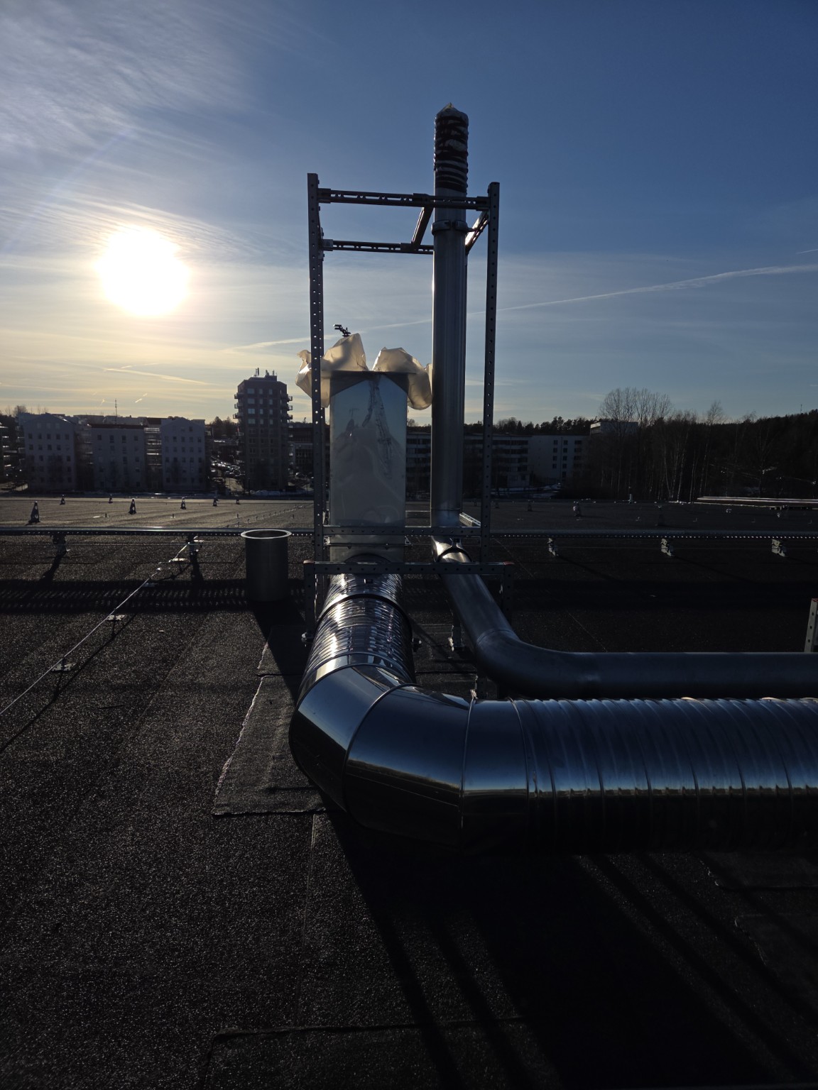 Ventilationskanaler och aggregat på ett tak