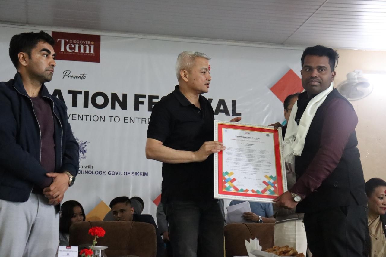 Dr. Umeshkumar KU receiving a Letter of Appreciation at the Temi Innovation Festival