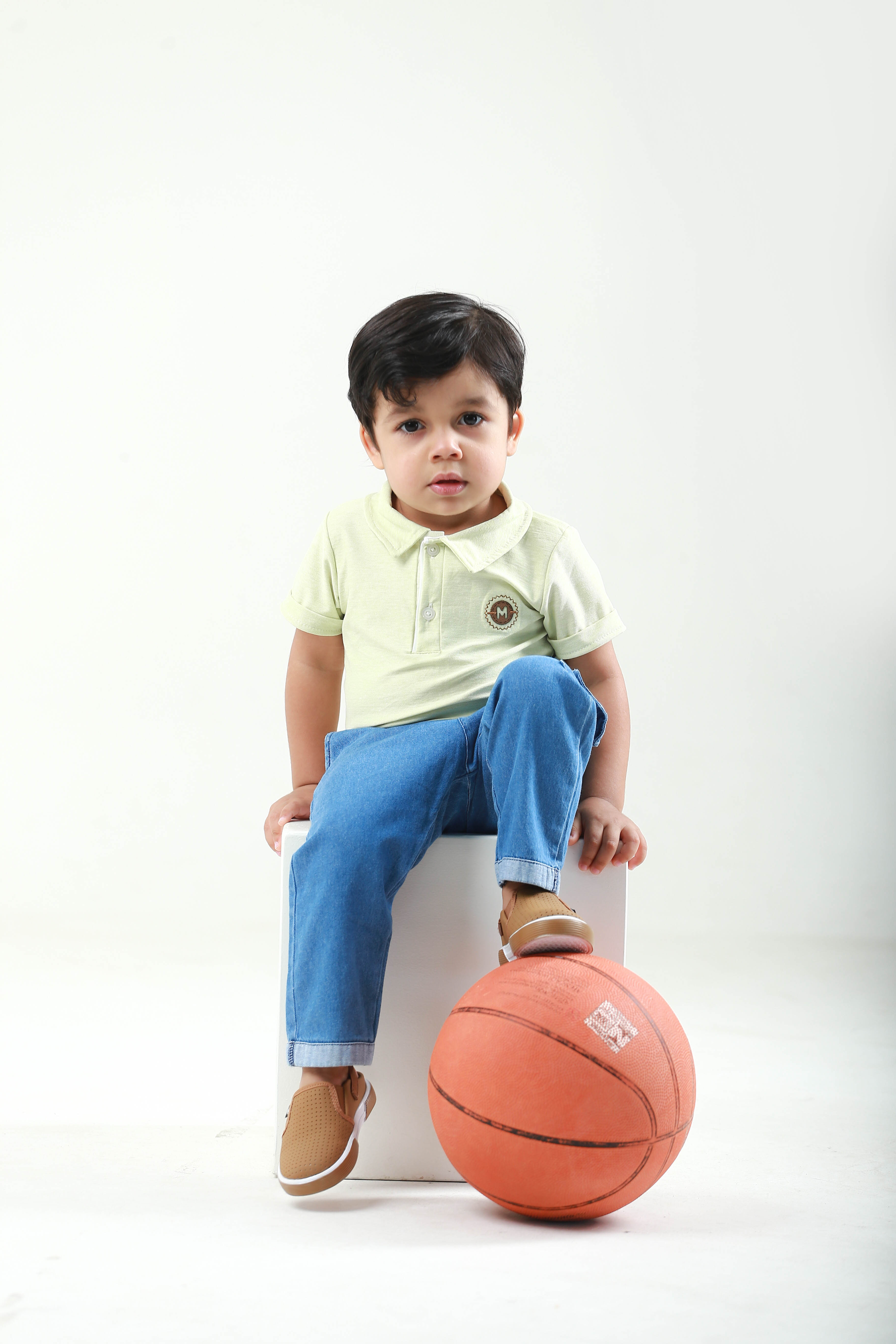 Menino Molecco – polo verde limão e calça jeans