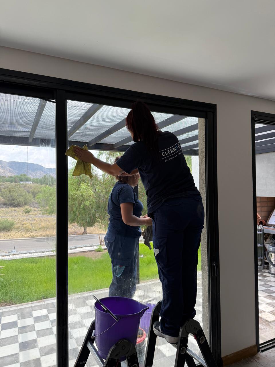 Equipo limpiando ventanales en casa en Mendoza
