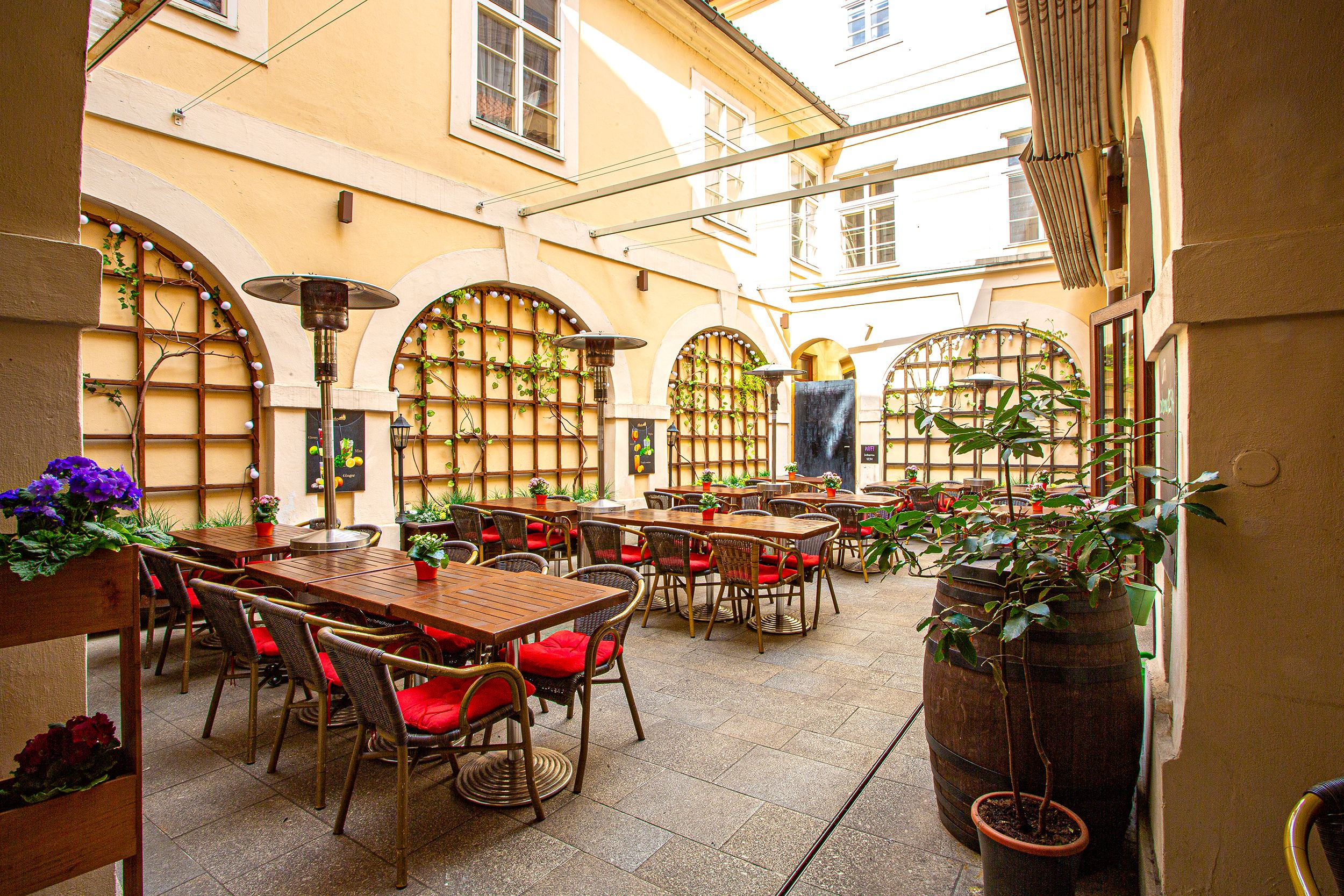 Letní terasa restaurace Bohemia v historickém dvoře