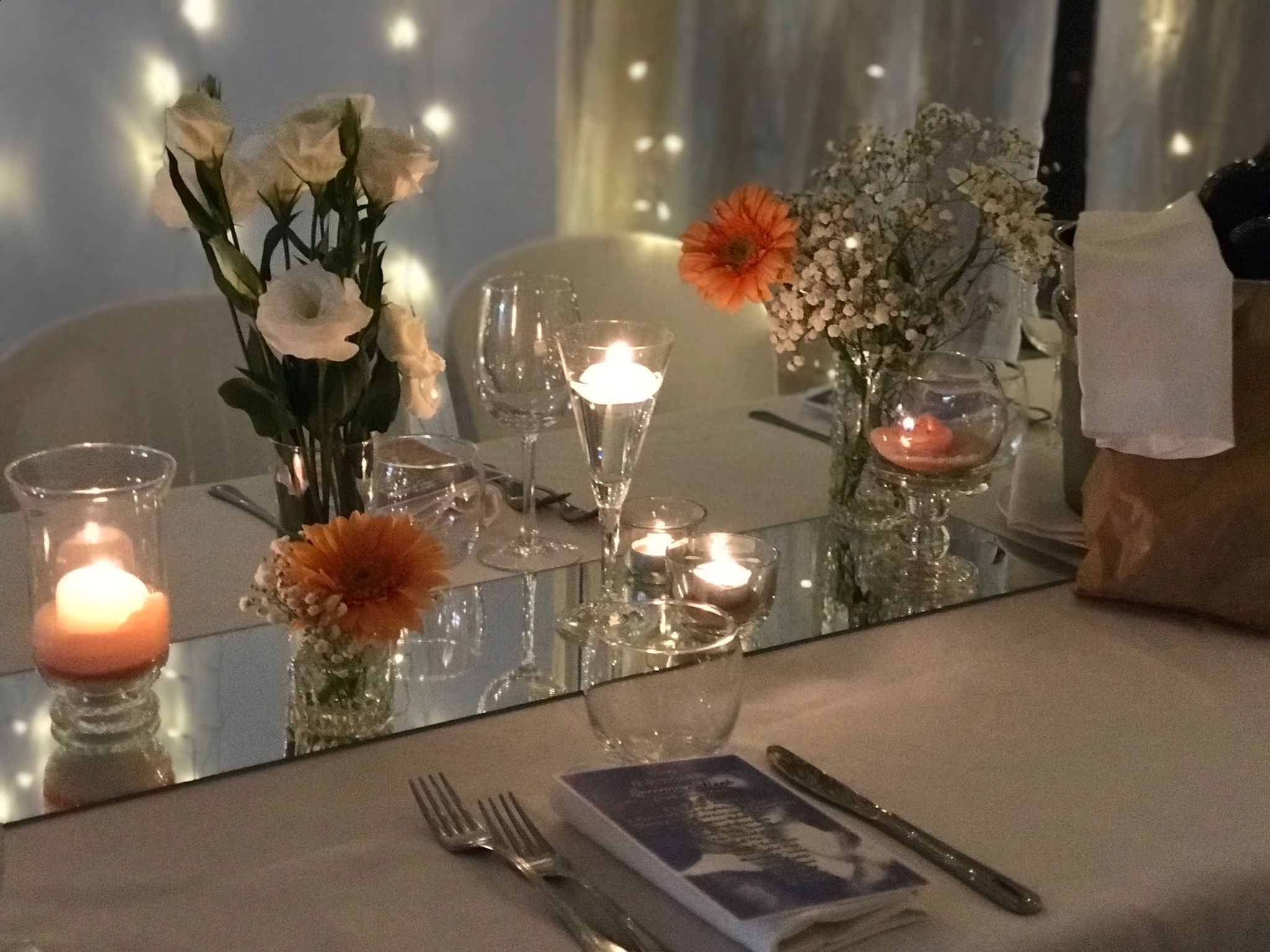 Mise en place sofisticata con fiori e candele
