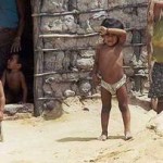 Kleinkind im Sandgarten