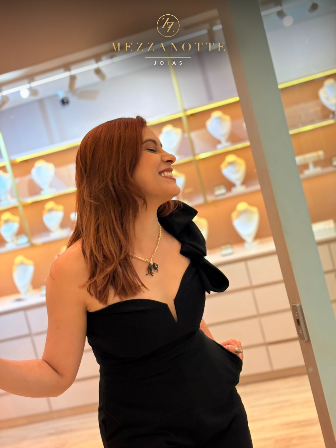 Mulher de cabelo ruivo e vestido preto usando colar de pantera na joalheria, com o logo Mezzanotte Joias