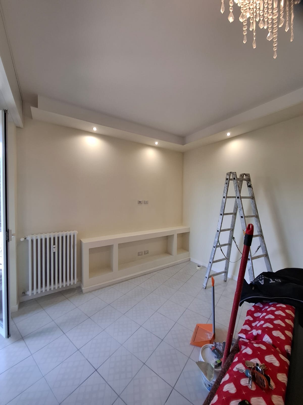 Soggiorno con nicchia TV e faretti
