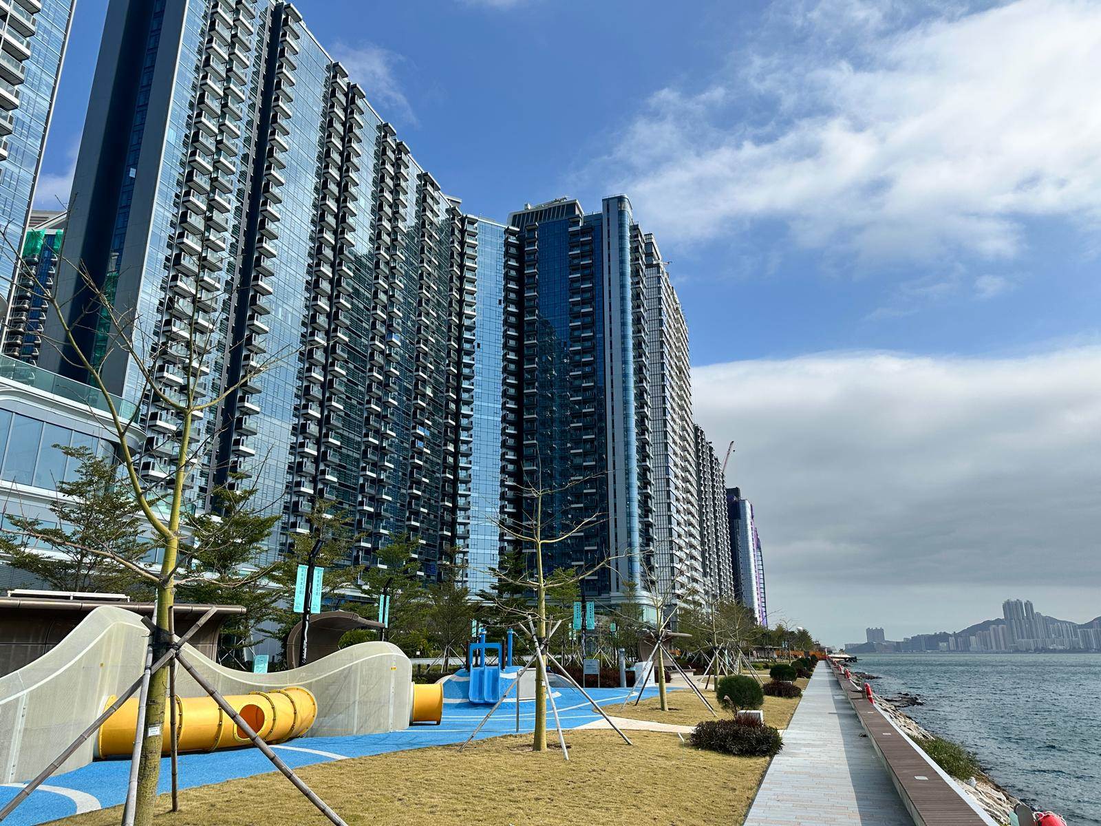 維港灣畔實景 — 啟德海濱長廊望向維港灣畔各期大廈