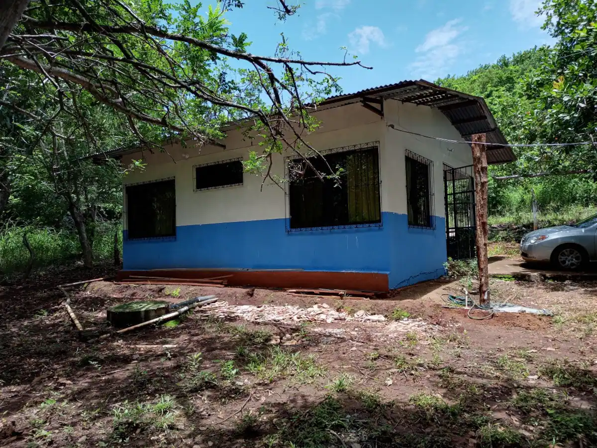 Casa de campo rodeada de árboles en Costa Rica