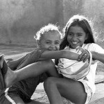 Zwei Kinder lächeln in die Kamera