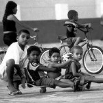 Kinder mit Fahrrad auf dem Platz