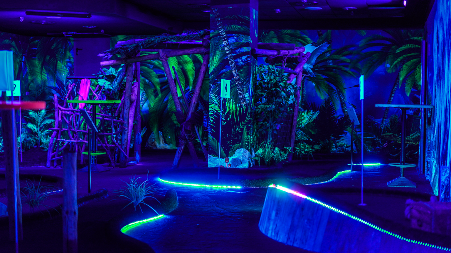 Schwarzlicht Minigolf Dschungel im Vita Center