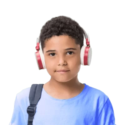 Adolescente com fones de ouvido vermelhos e mochila