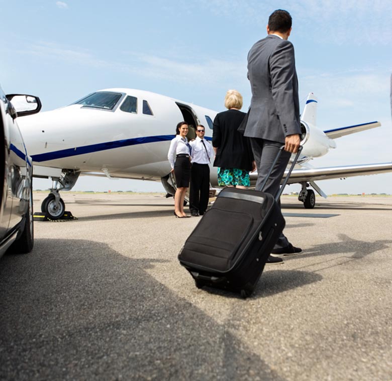 Ejecutivos abordando jet privado en pista