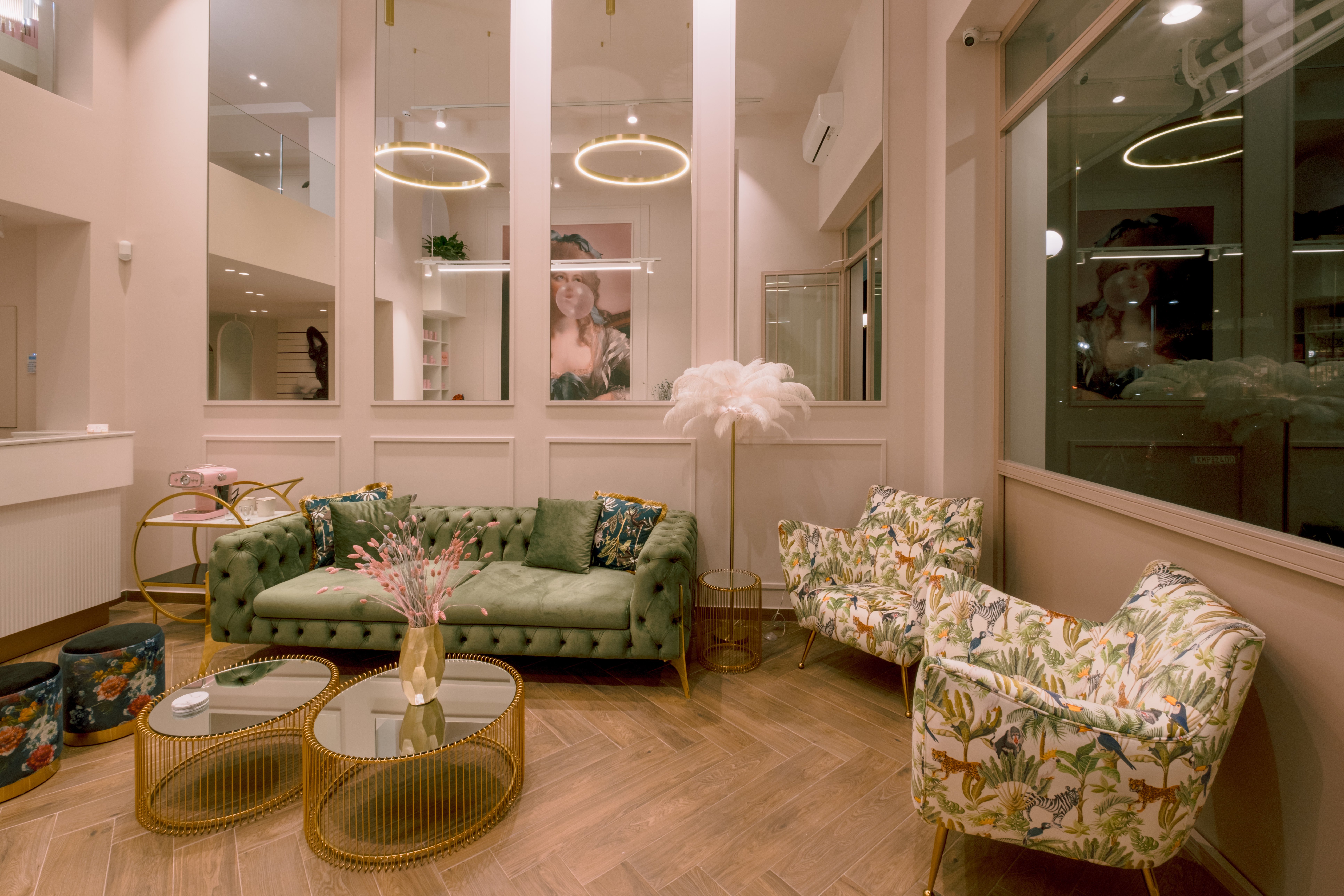 ES Beauty Studio elegant waiting area with comfortable seating