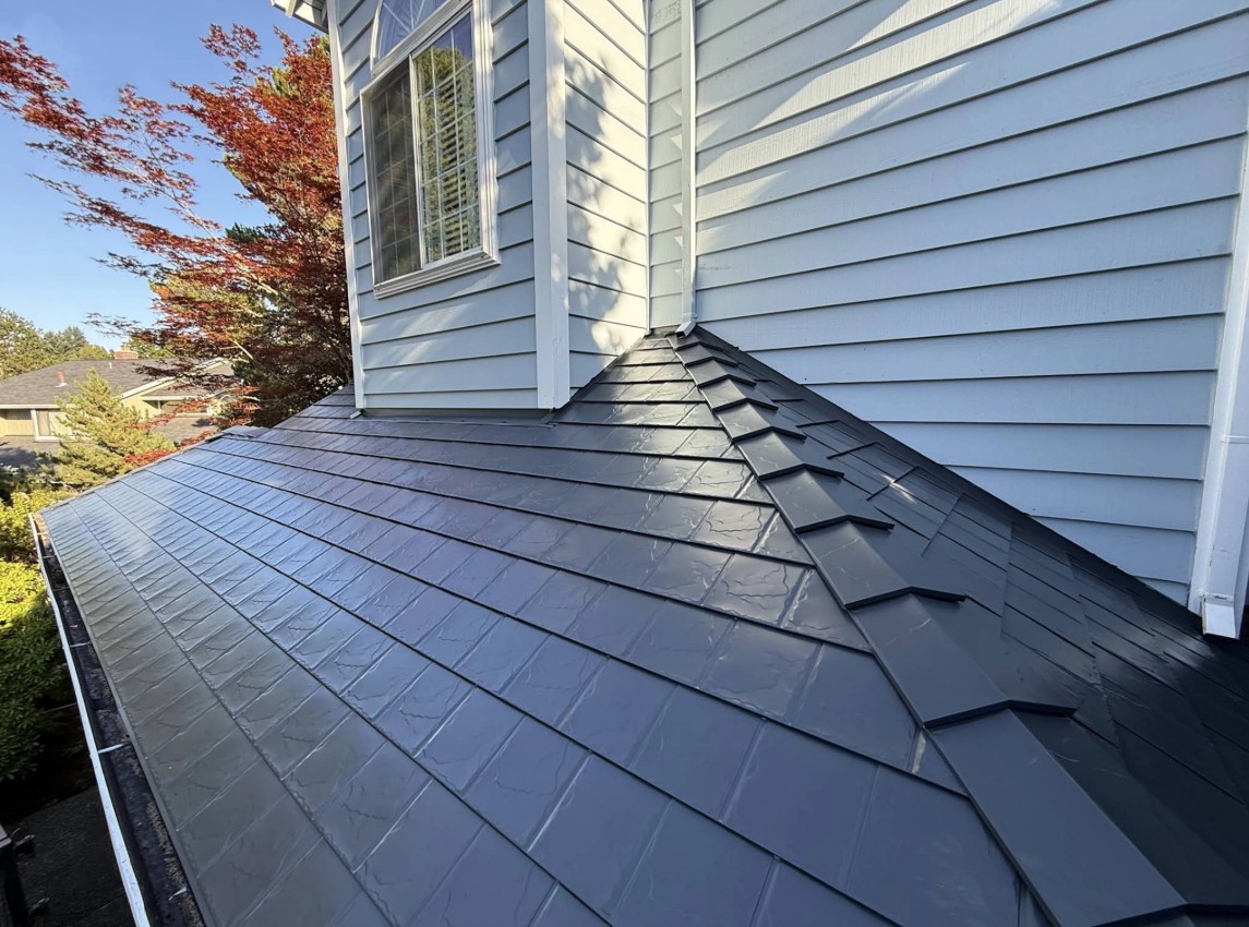 Détail toiture aluminium ardoise foncé