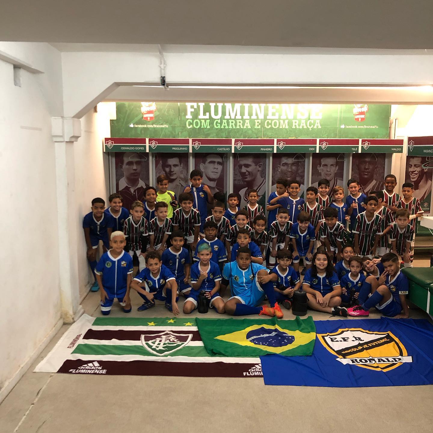 Crianças da escolinha visitando o vestiário histórico do Fluminense