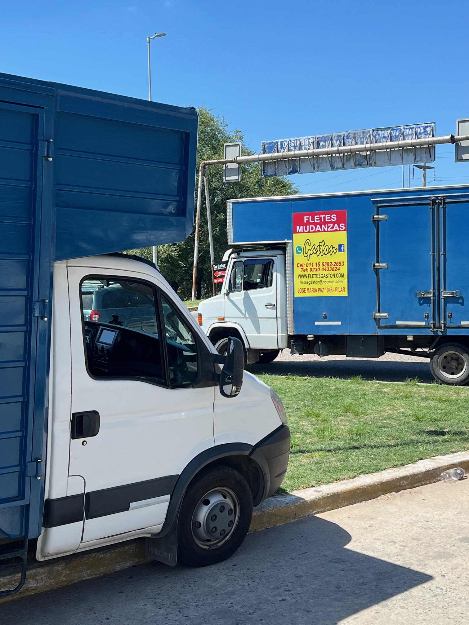 Camiones de Gastón Fletes y Mudanzas en zona norte de Buenos Aires