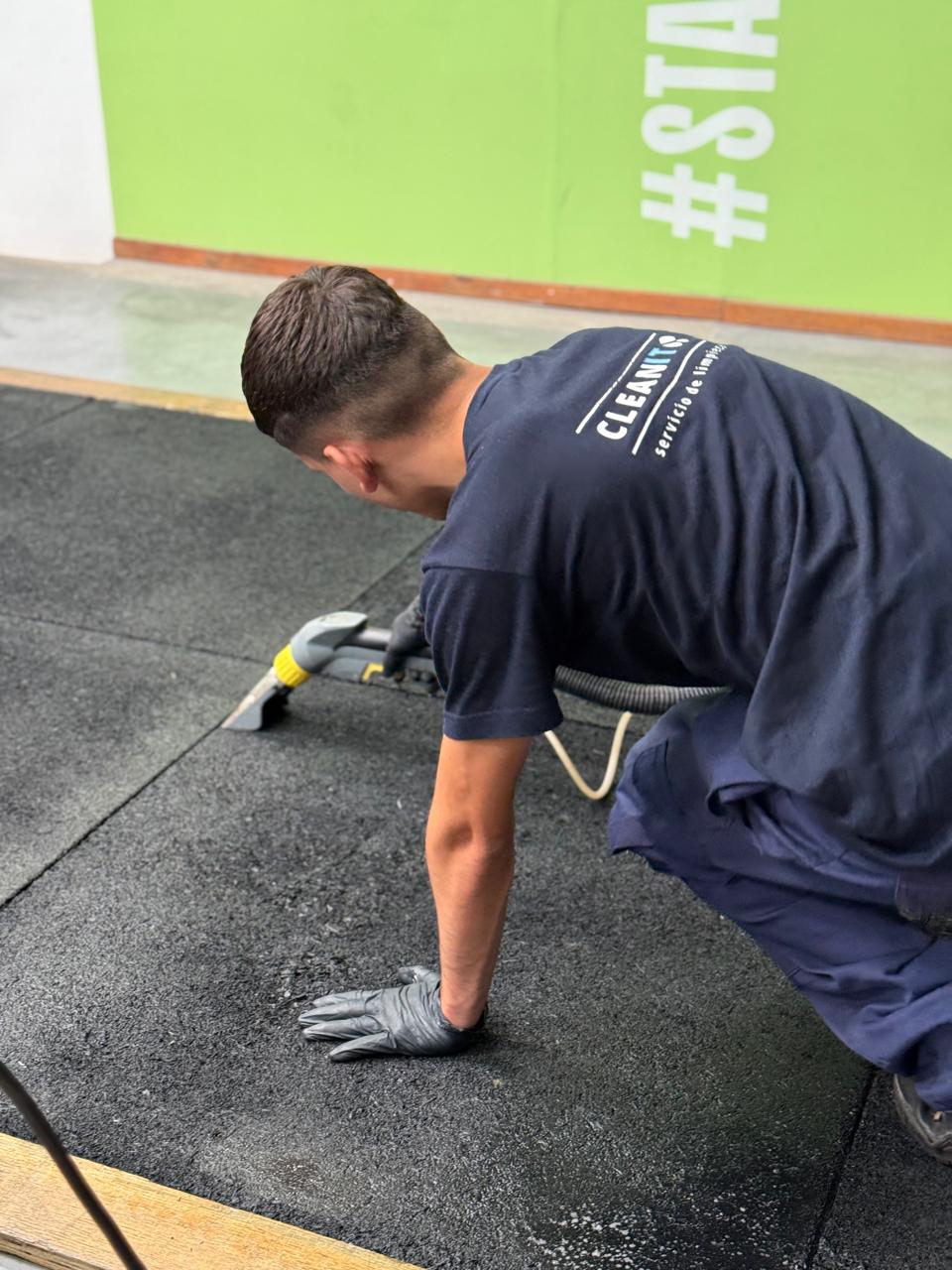 Limpieza de piso de caucho en gimnasio