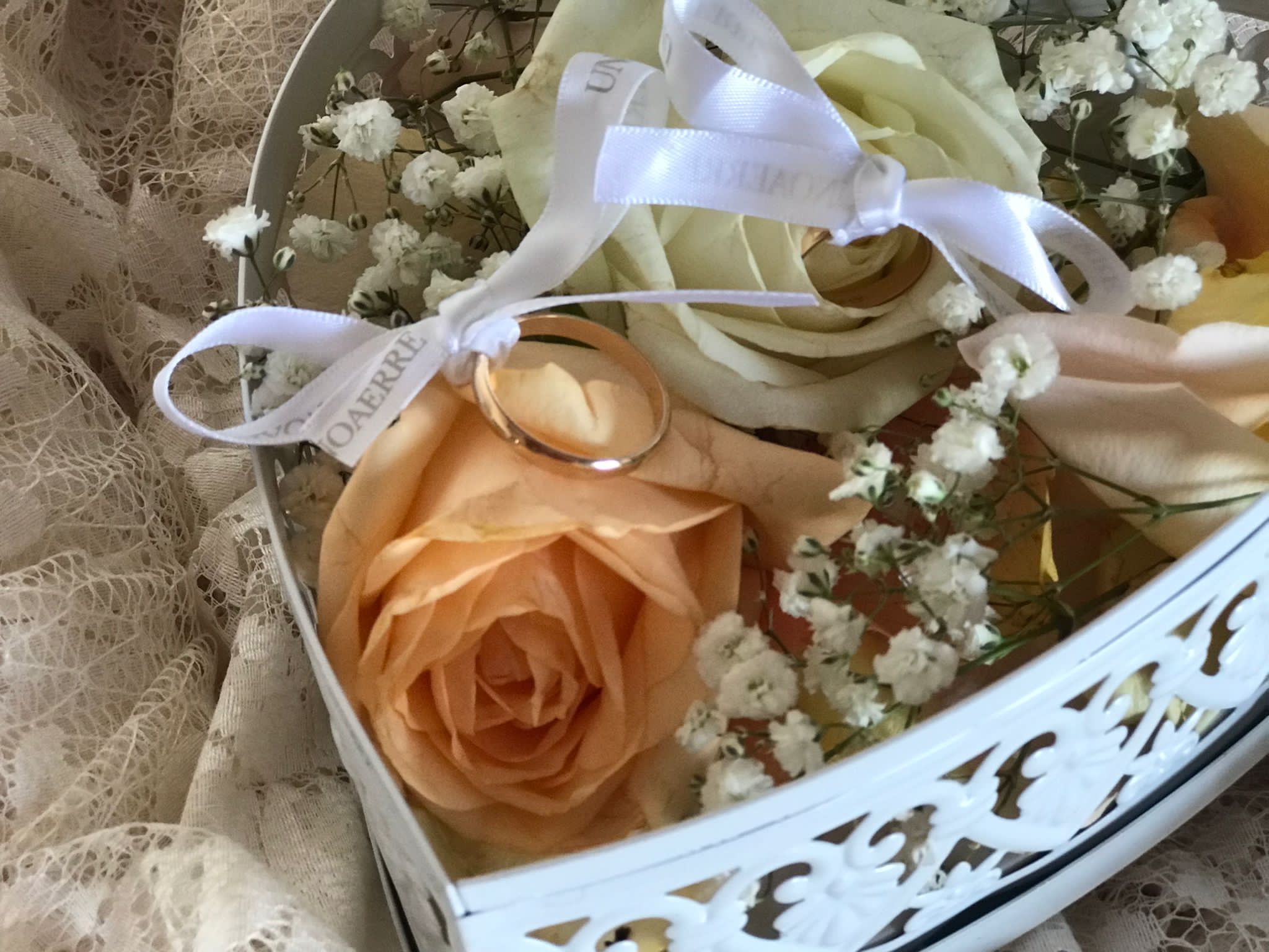 Anello di matrimonio con bouquet