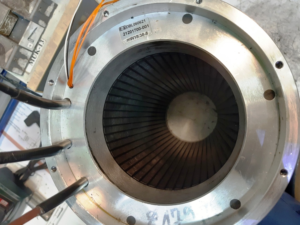 Servo motor rotor sa tehnička specifikacijska ploča i narancasti kabelski priključak