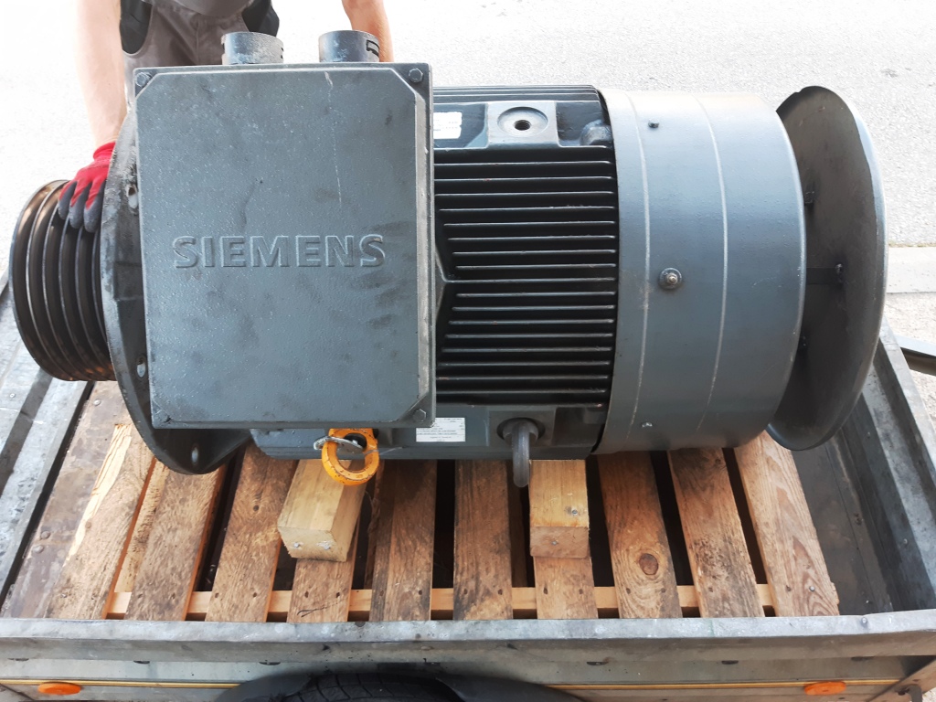 Kompletan Siemensov asinkroni motor sa pločom na drvenom postolju