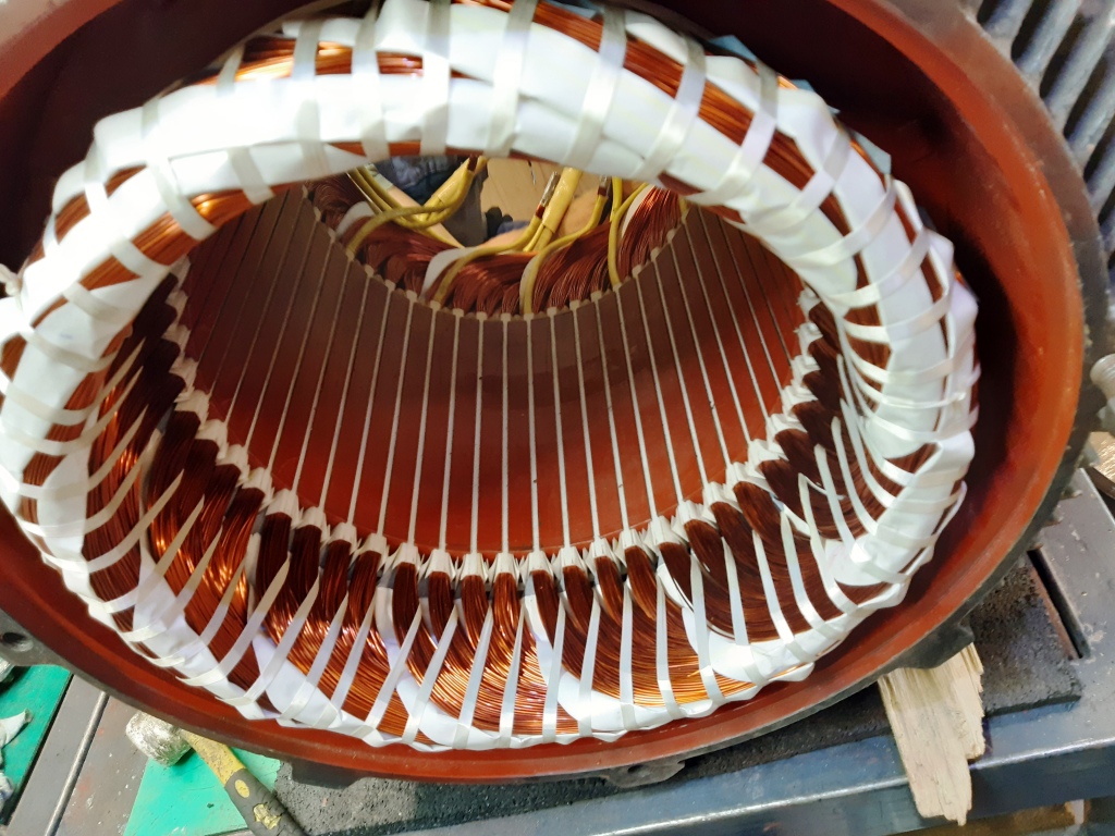 Crveni stator namotaja sa bakrenim zavojima i izolacionim materijalom