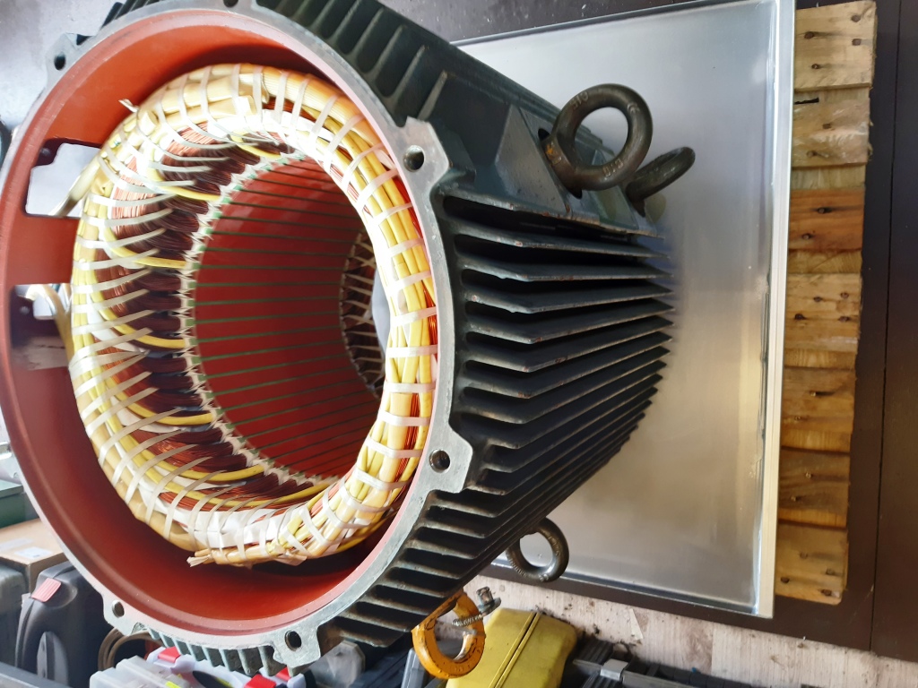 Stator sa žutom i crvenom bakrenon namotanom, vidljiva laminirana jezgra