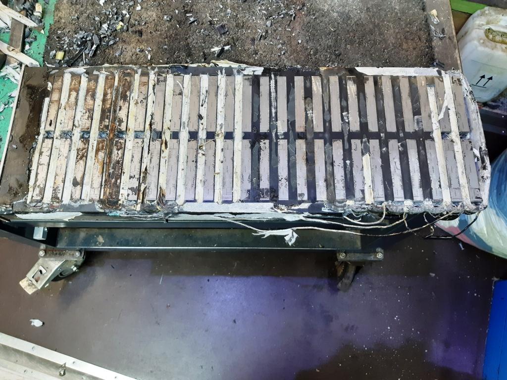 Istrošeni linearni motor primari sa vidljivim opadanjem izolatora i oštećenjima