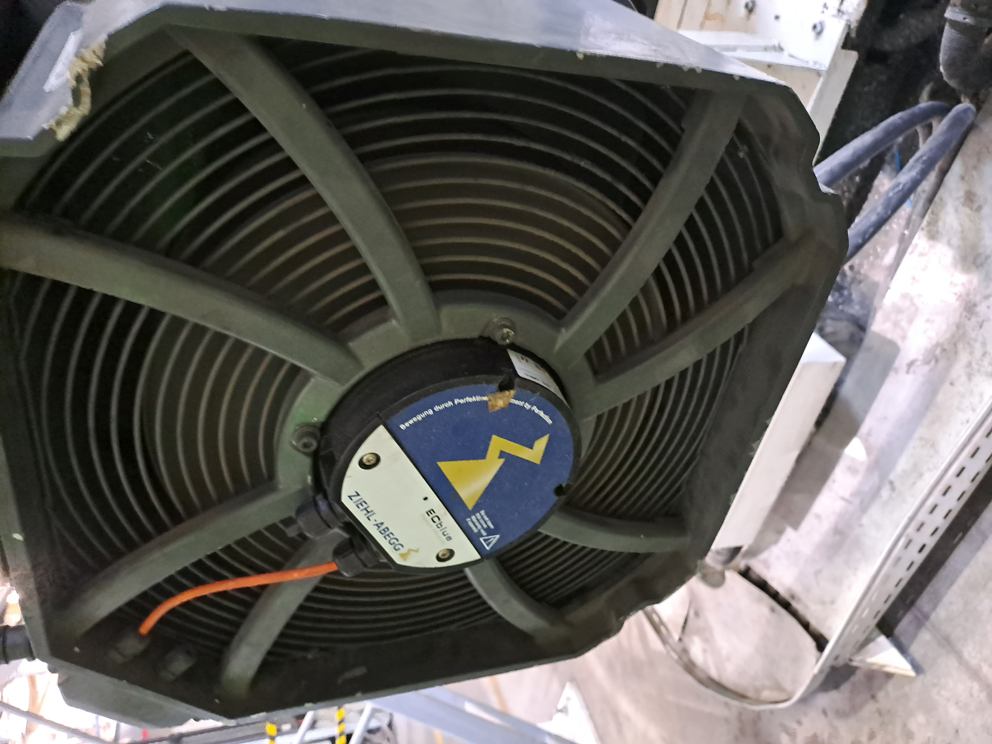 Industrijski centrifugalni ventilator sa zelenim plastičnim kućištem i blue/yellow tehničkom pločom