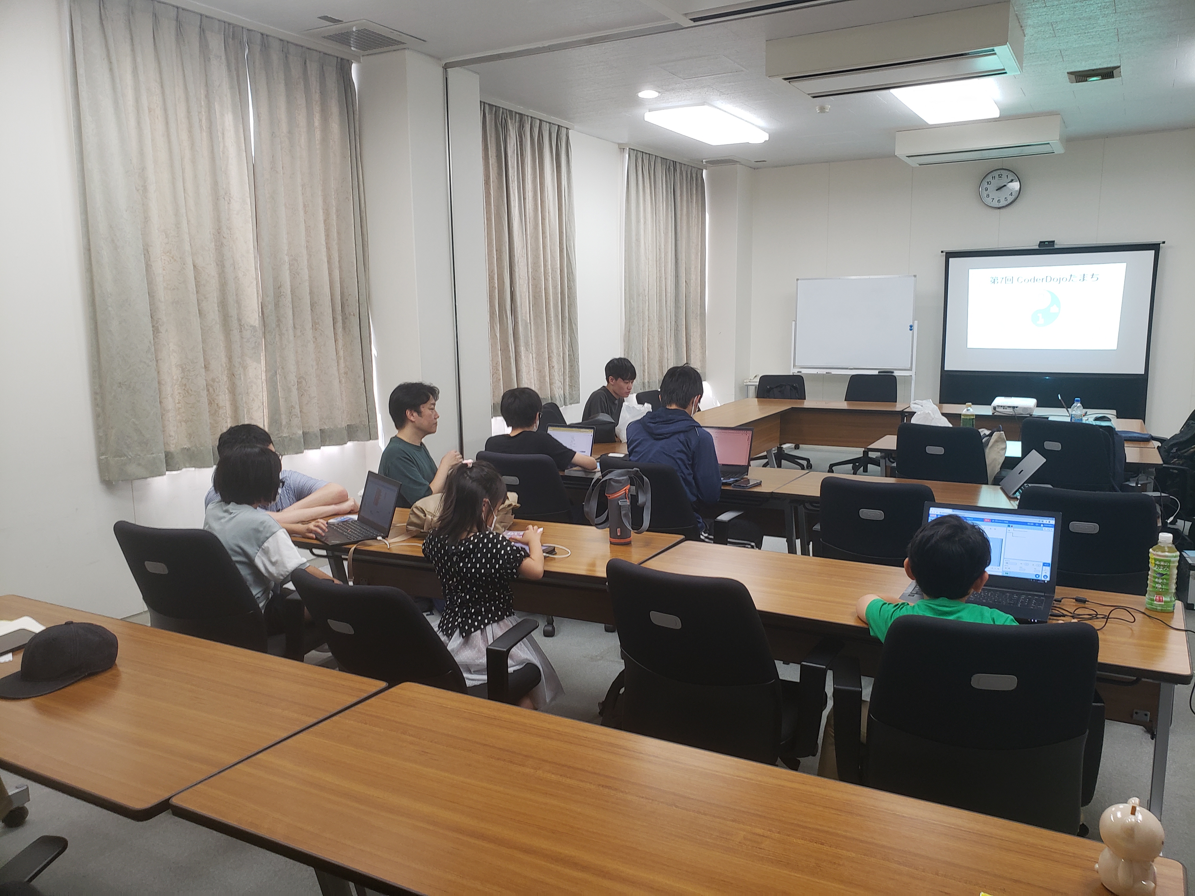 CoderDojoたまちの活動風景 - 子どもたちがパソコンで学習している様子