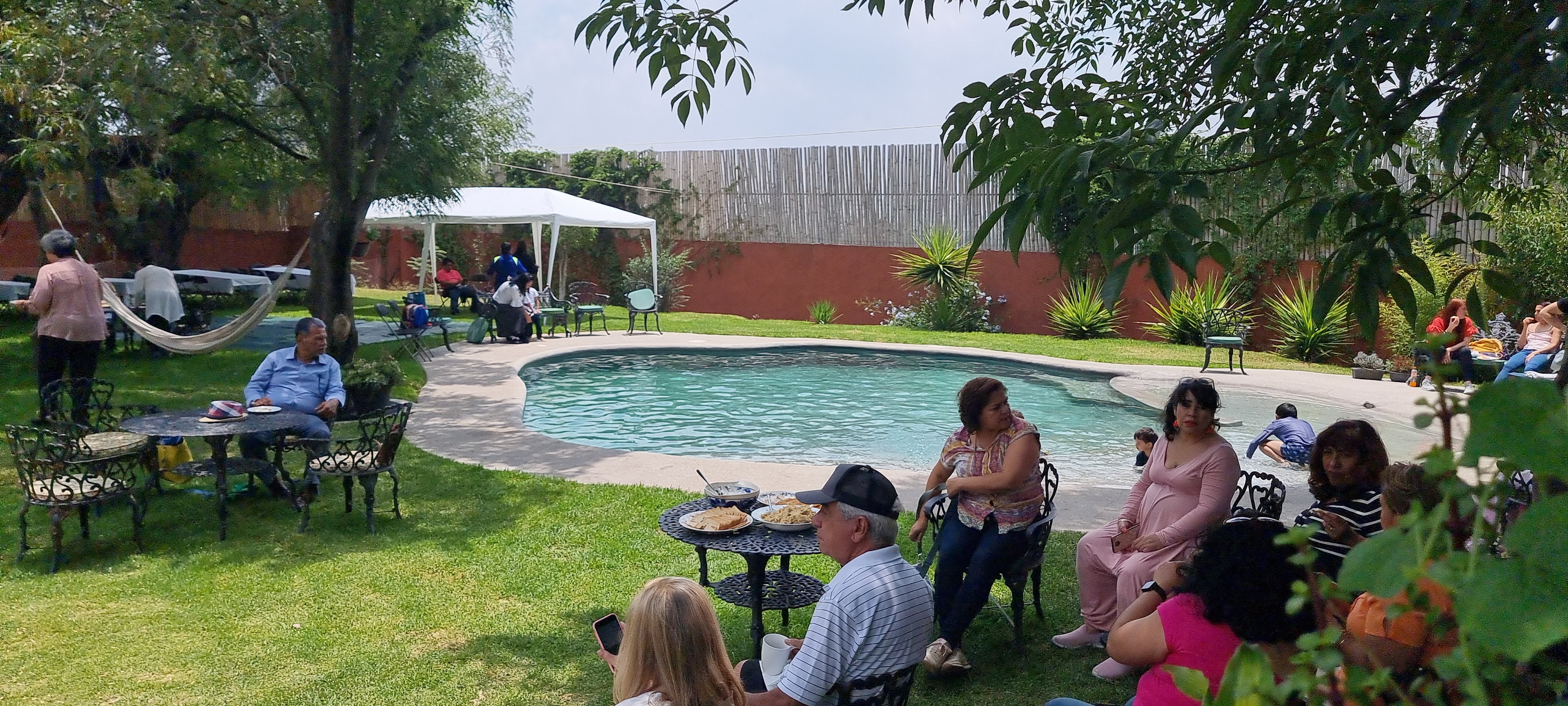 Familia comiendo junto a la alberca