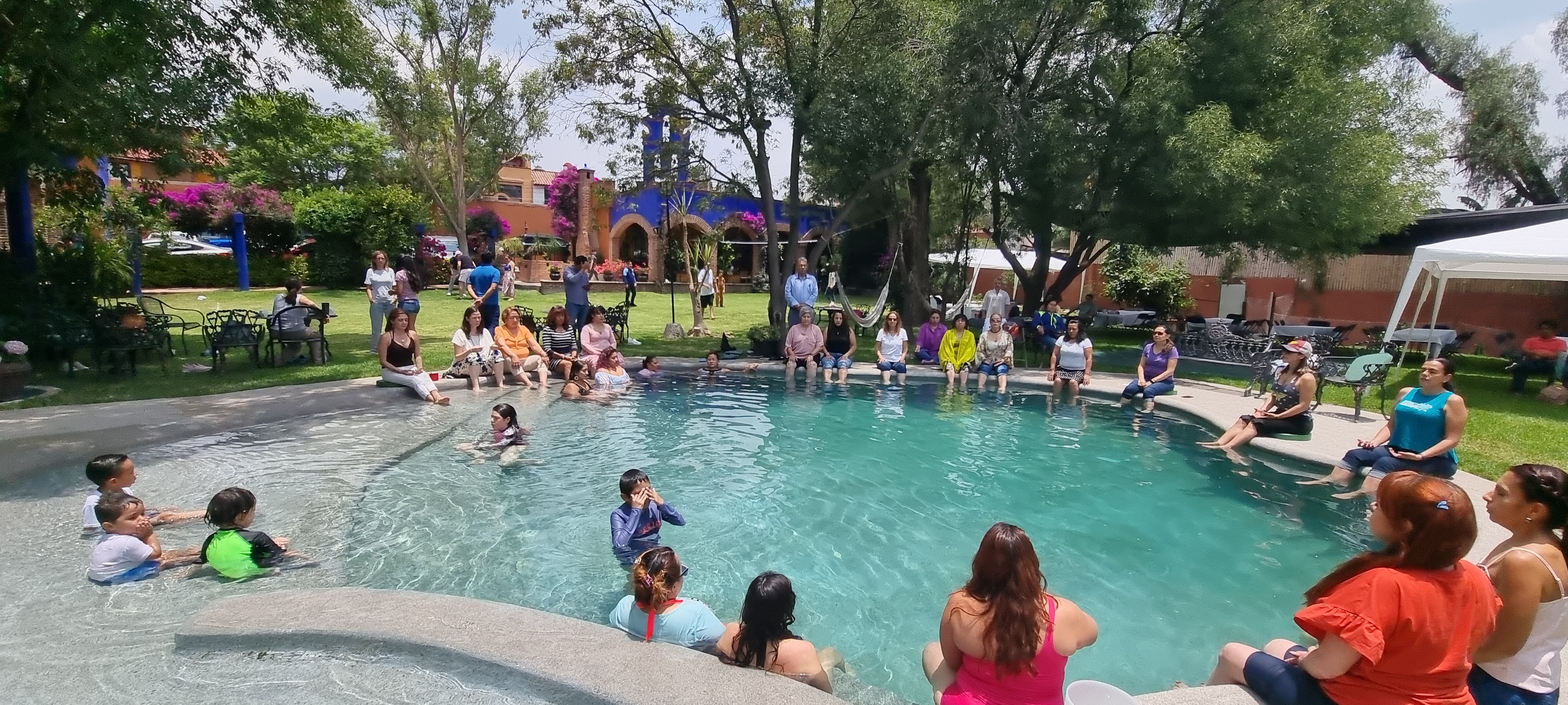 Reunión familiar en la alberca