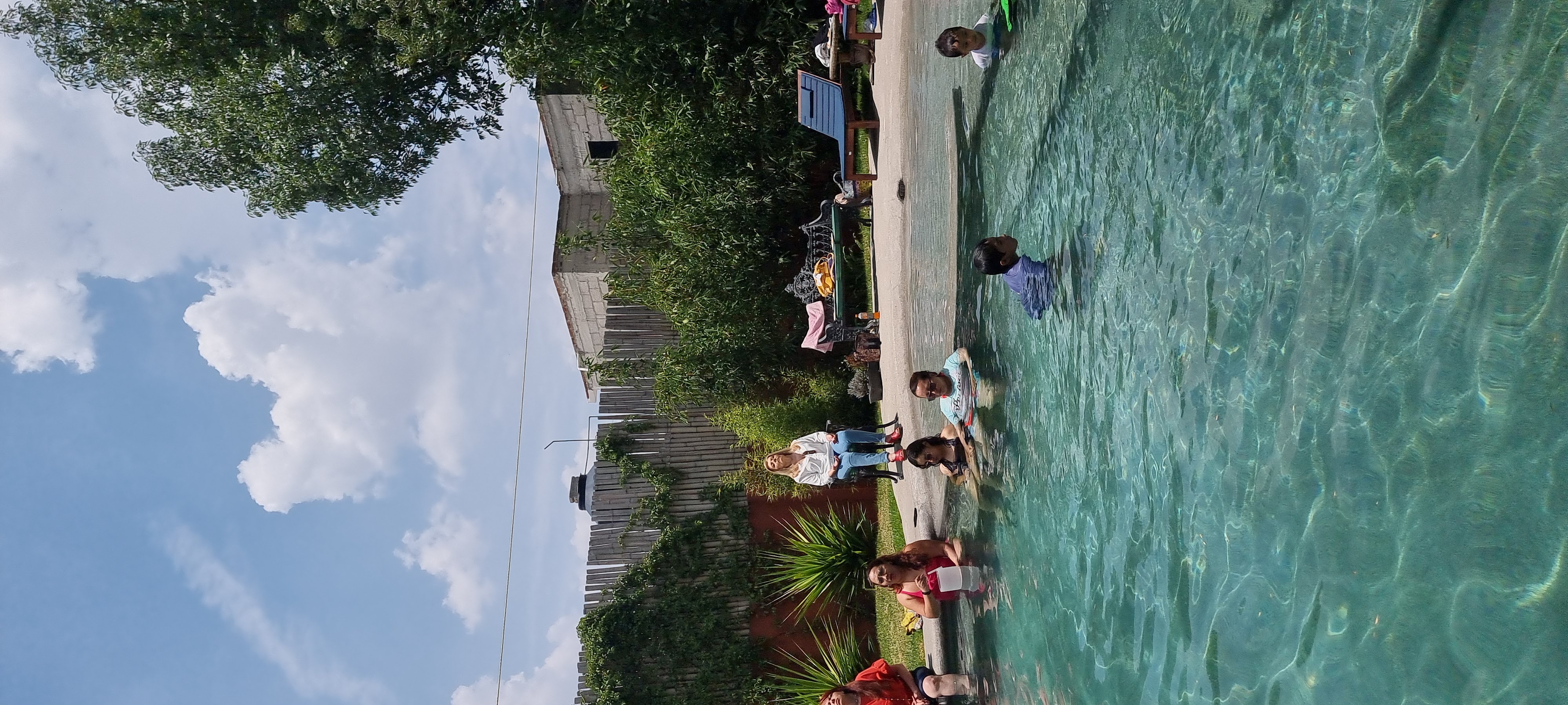 Niños jugando en la alberca