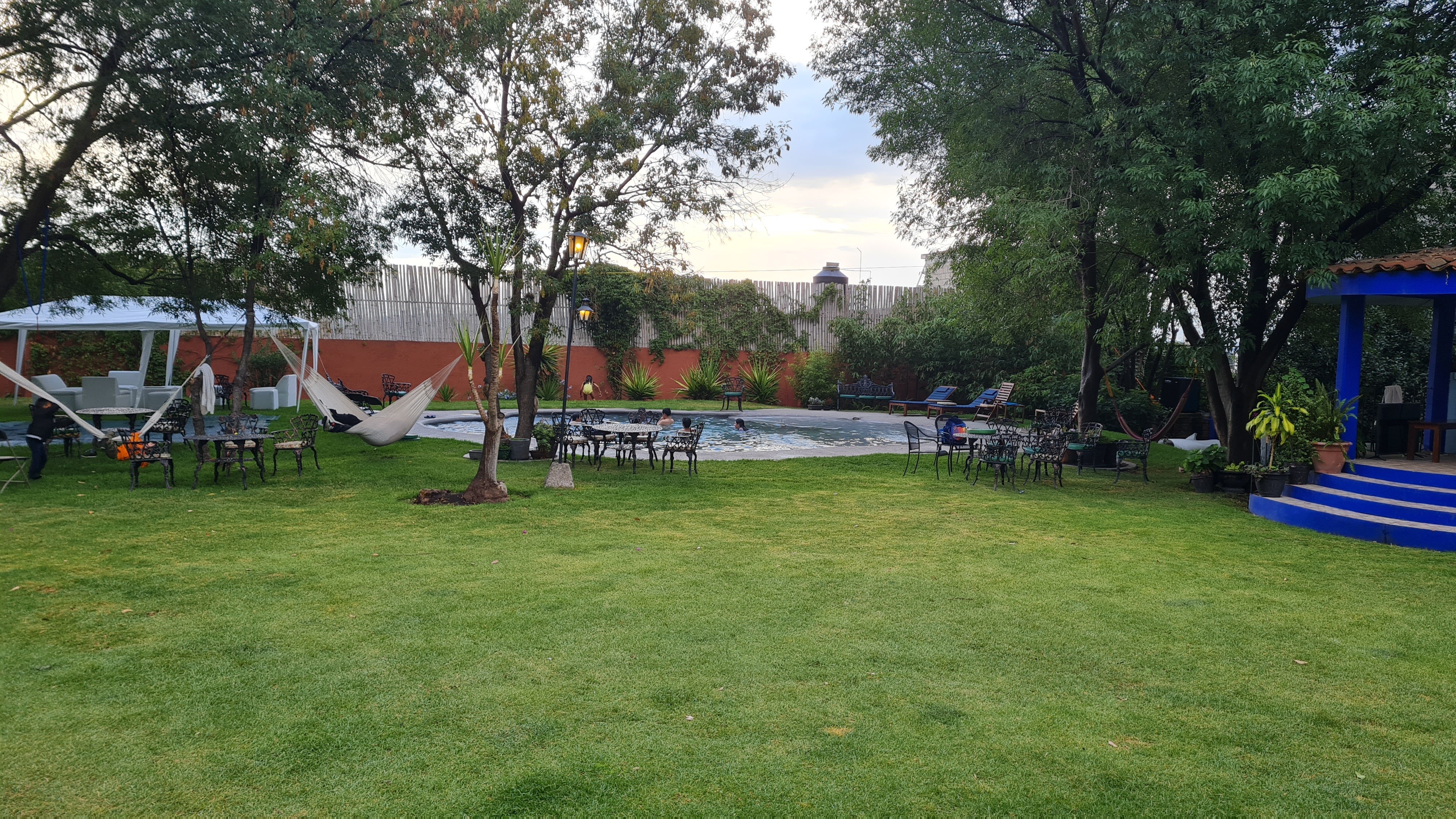 Jardín y alberca al atardecer con kiosco