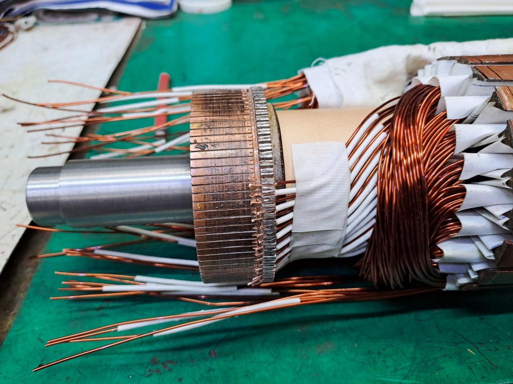 DC motor testiranje sa mjernom opremom i kabelima