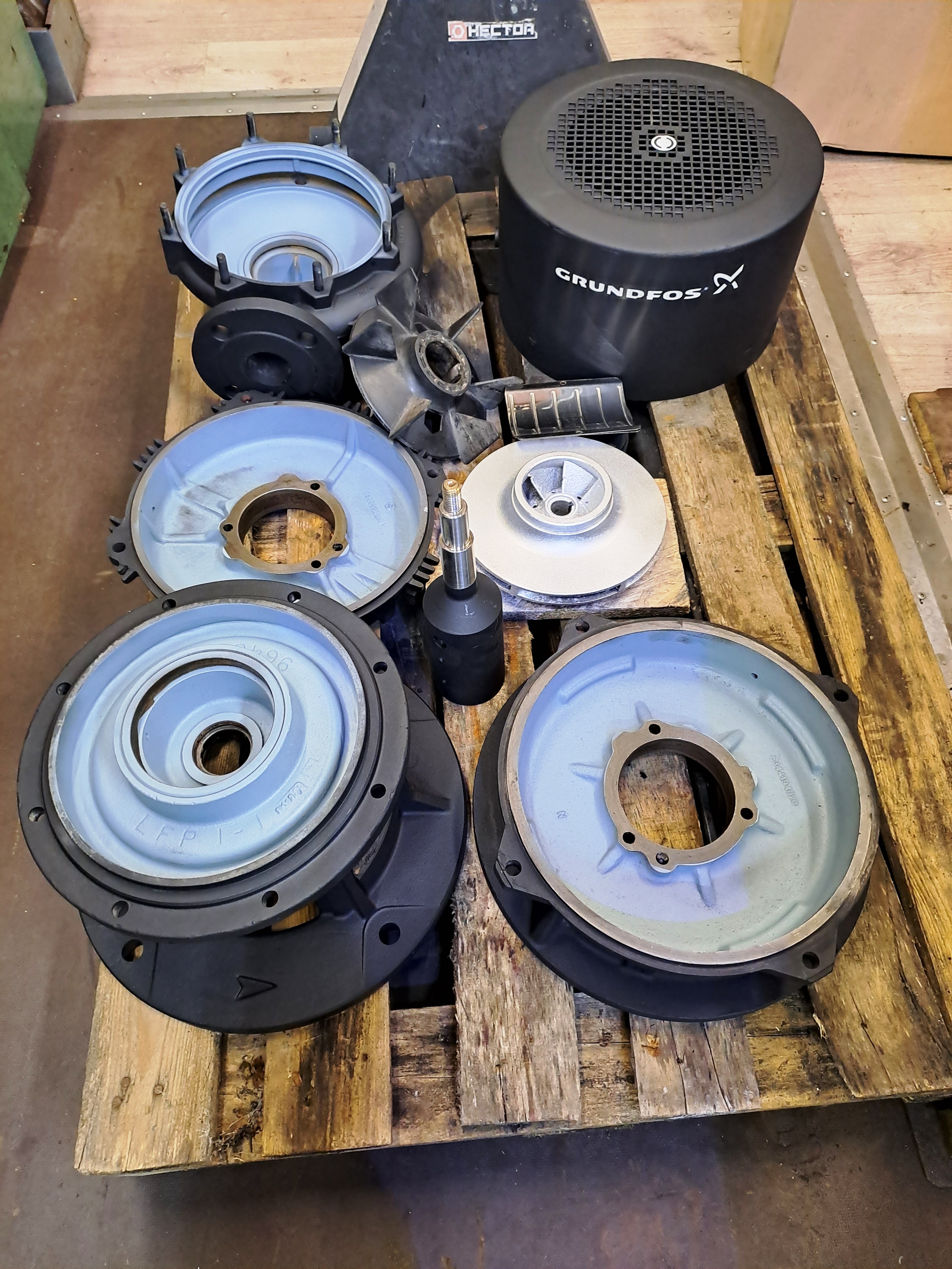 Razstavljena pumpa sa impelerima i rotorima