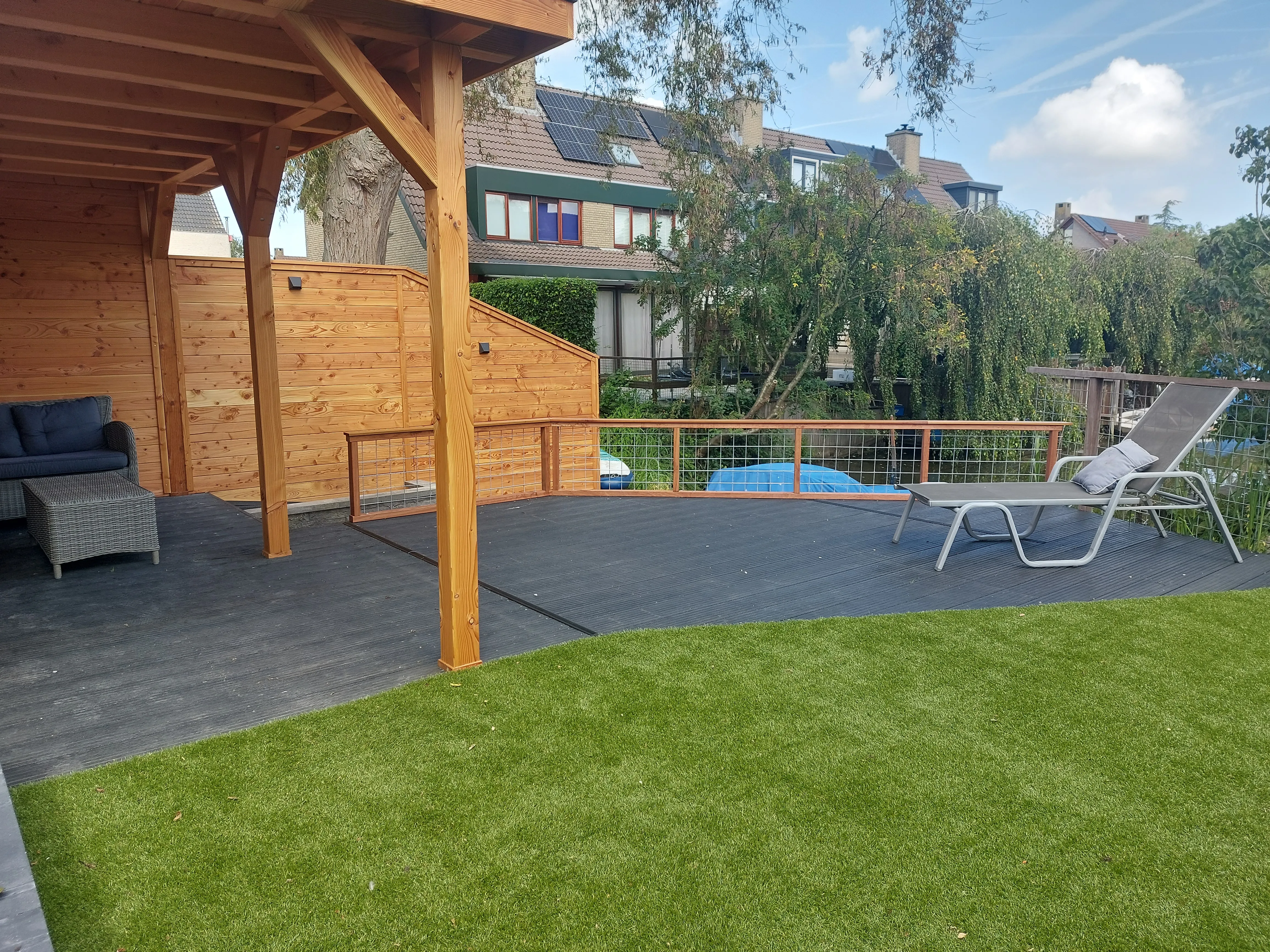Pergola met vlonder en uitzicht over water - Tuinaanleg Zoetermeer