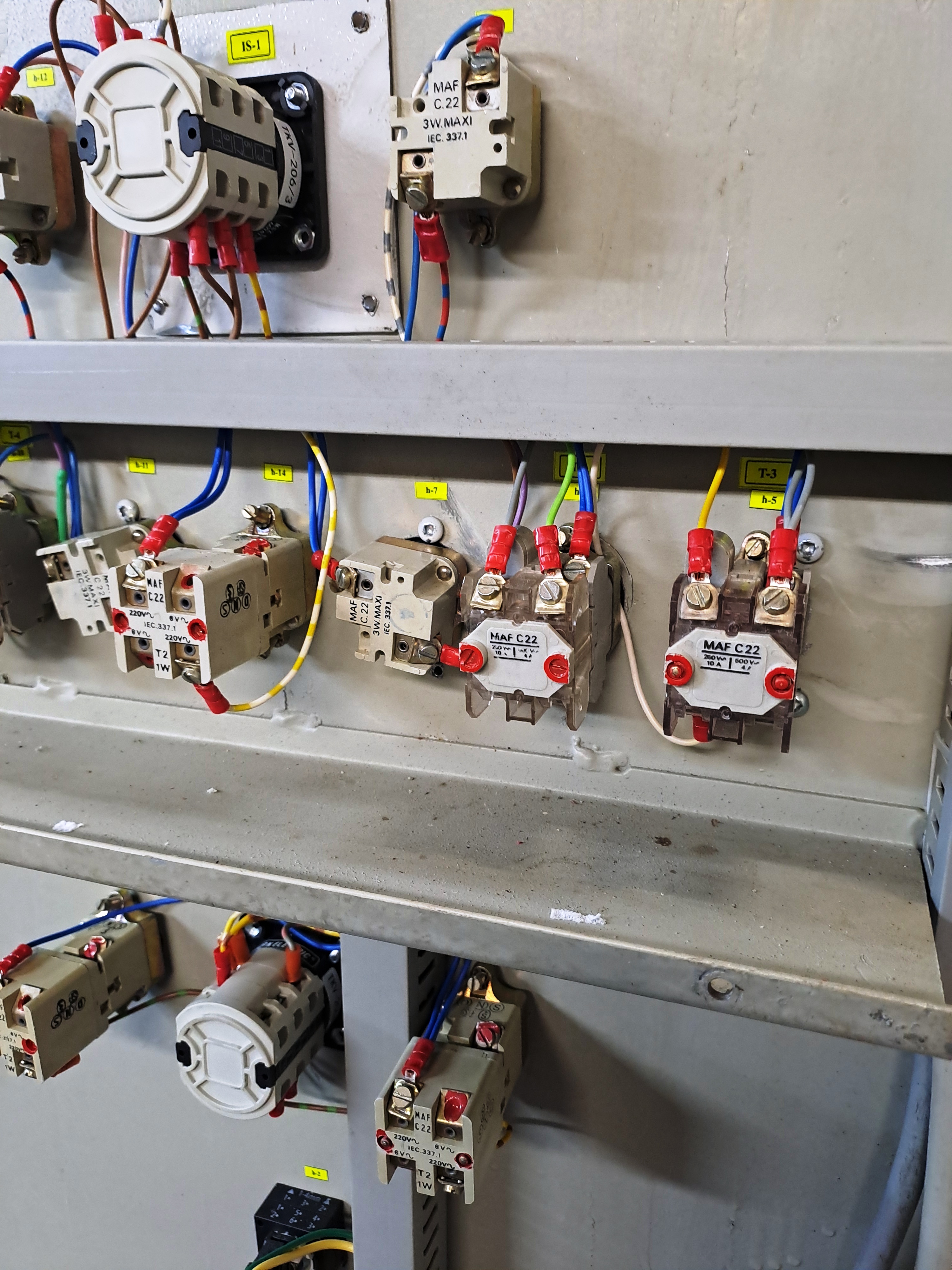 Električni kontrolni panel sa sklopkama i kontaktorima