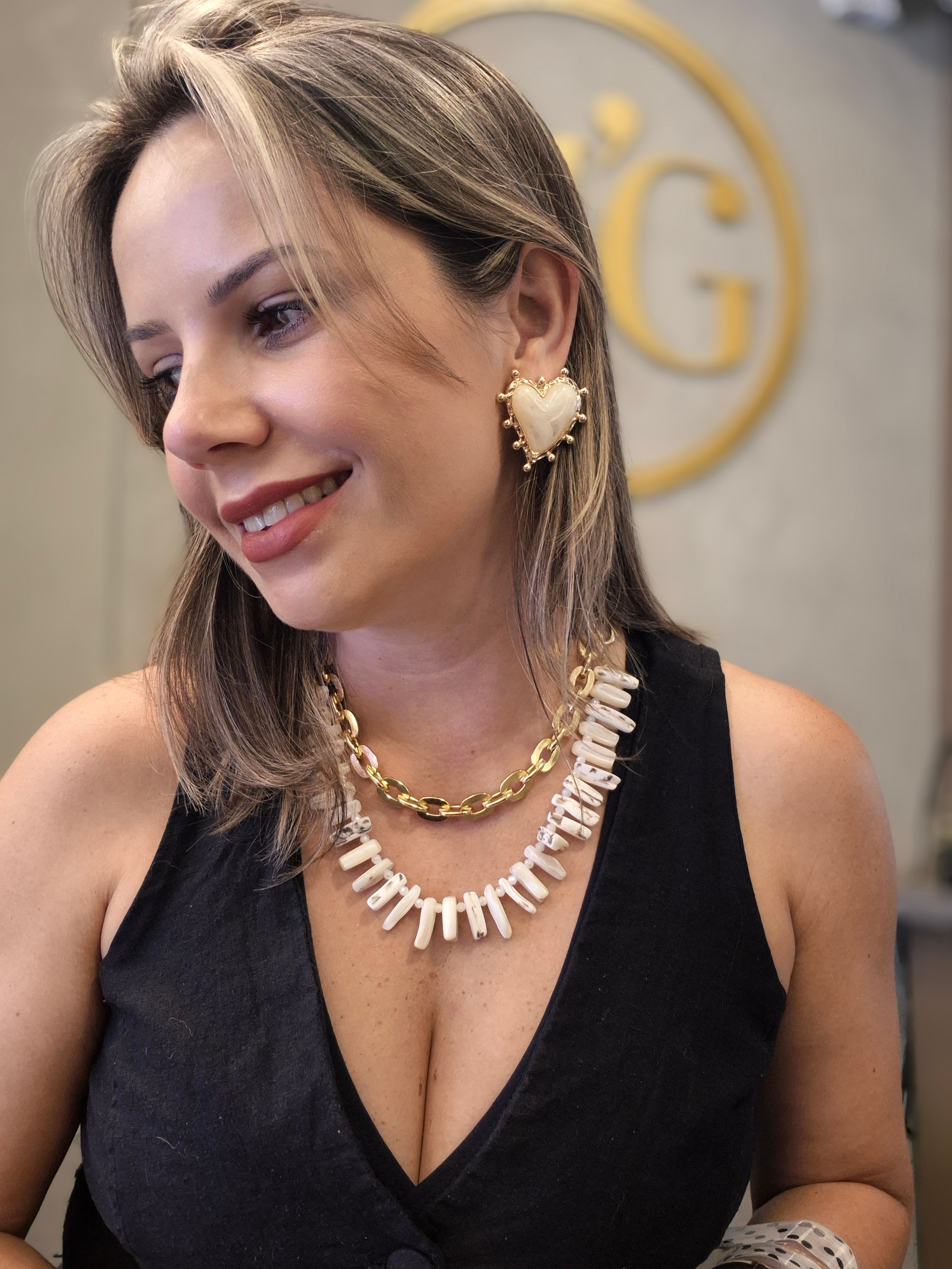 Proprietária da Hela Gold apresentando acessórios exclusivos