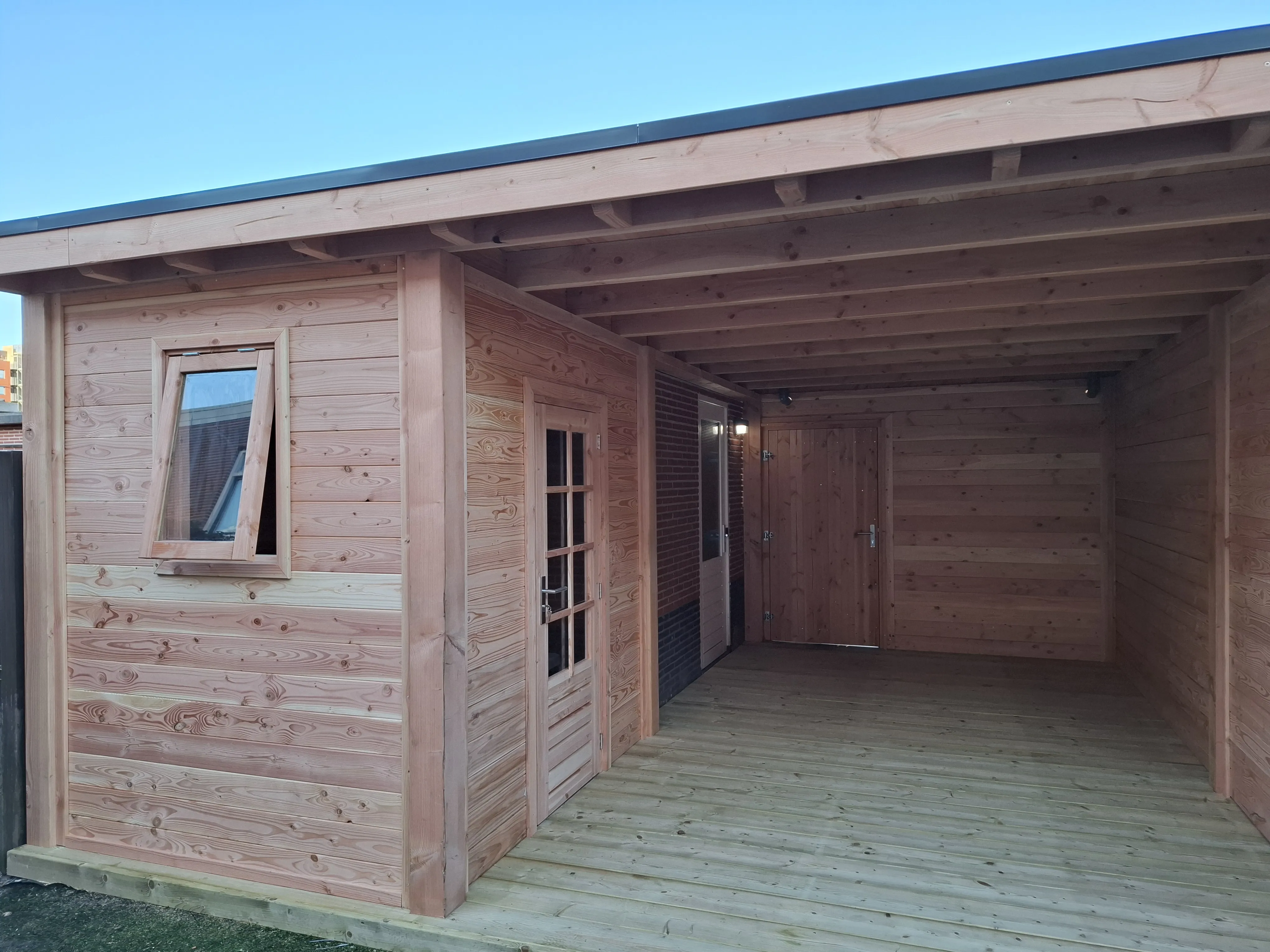 Tuinkamer met open veranda en houten vlonder - Tuinaanleg Zoetermeer