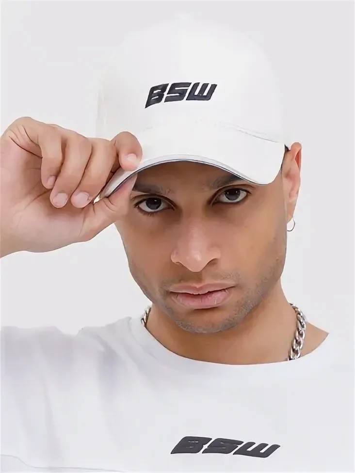 Модель в кепке и футболке BSW Black Star Wear