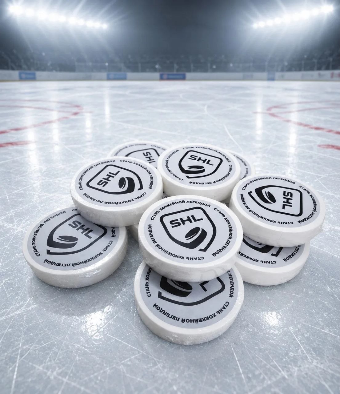 Хоккейные шайбы SHL на льду арены — стань хоккейной легендой