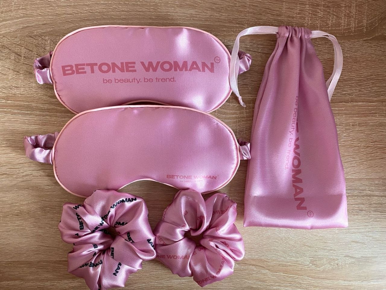 Betone Woman — атласные маски для сна, резинки и мешочек