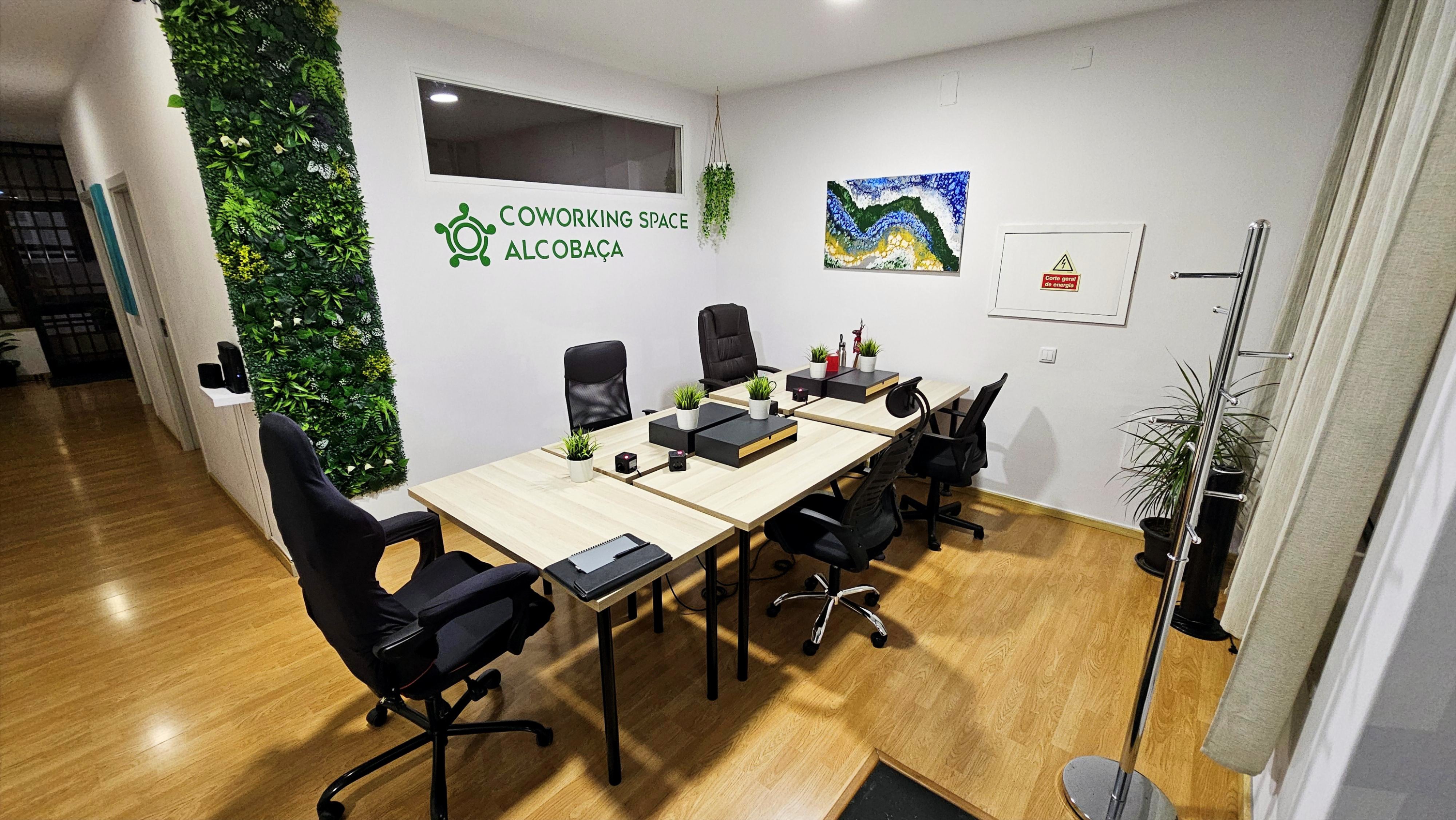 Coworking Space Alcobaca - Espaco de trabalho partilhado com jardim vertical e secretarias modernas
